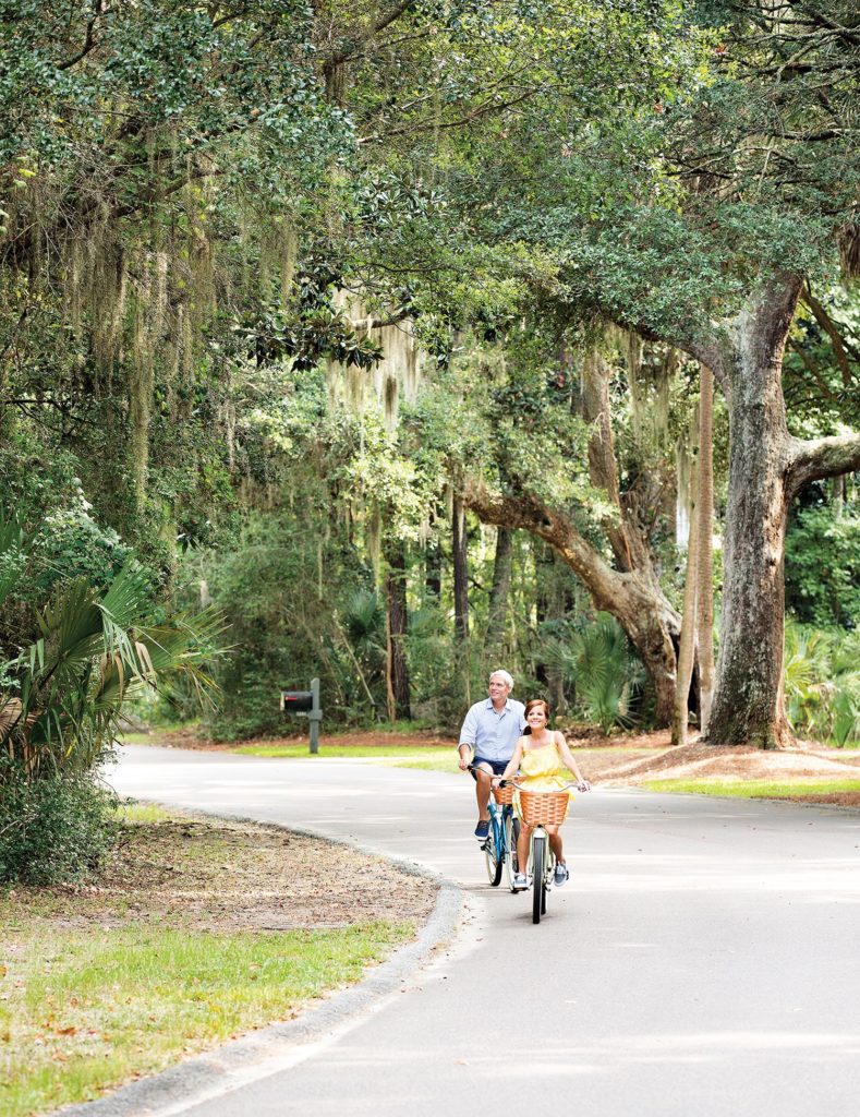 http://family%20biking%20beneath%20the%20live%20oak%20trees%20on%20seabrook%20island