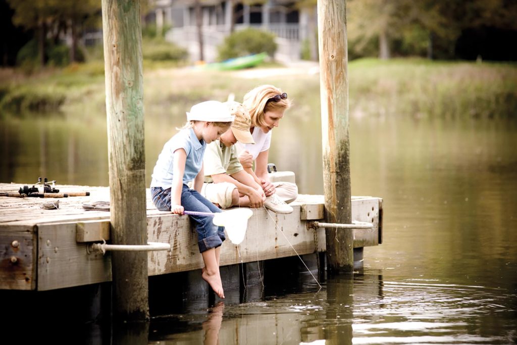 http://family%20crabbing%20on%20the%20pier%20of%20seabrook%20island